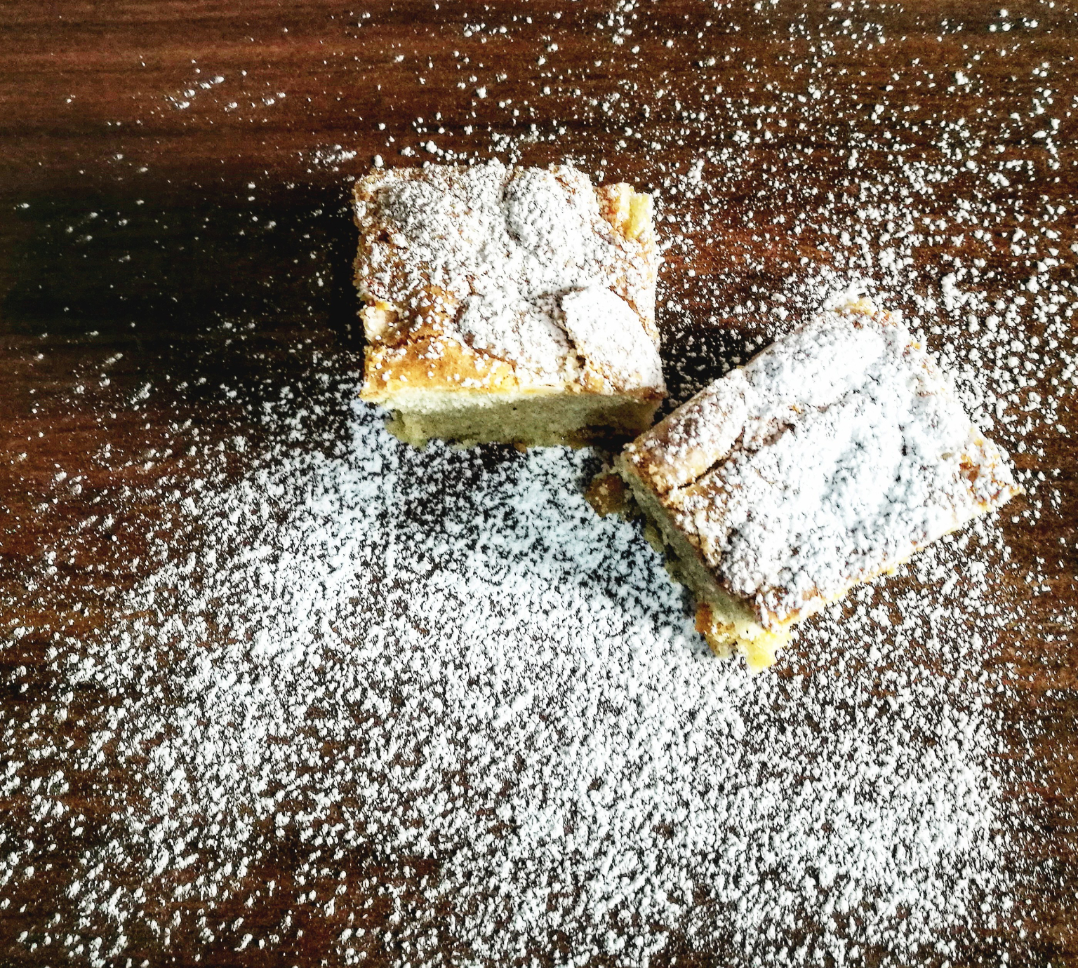 FOTO QUADROTTI CON MELE CARAMELLATE E MANDORLE